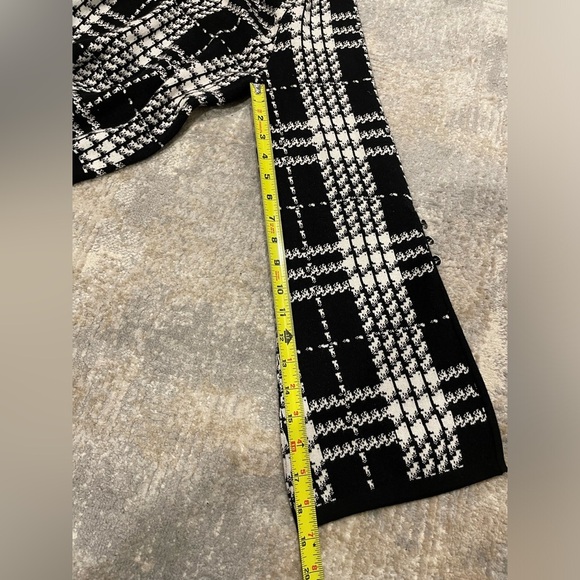 New York & Company Black &White Window Pane Open Bell Sleeve Sweater Size Large - Picture 9 of 11
